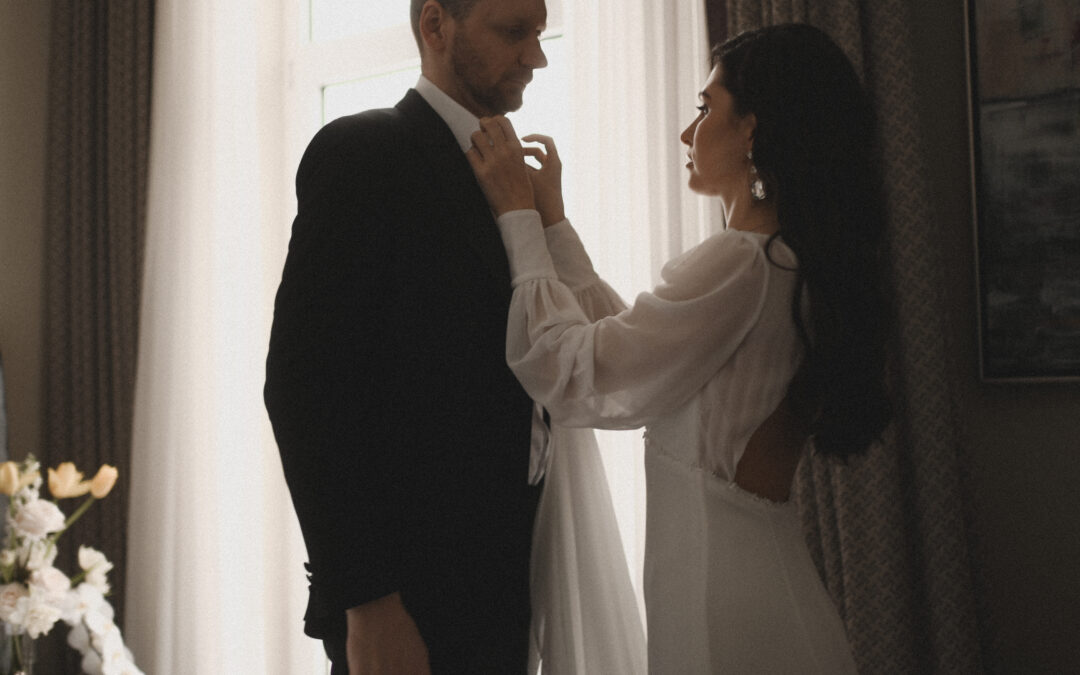 Wie man den richtigen Anzug für den Bräutigam auswählt: aus der Perspektive eines Hochzeitsfotografen